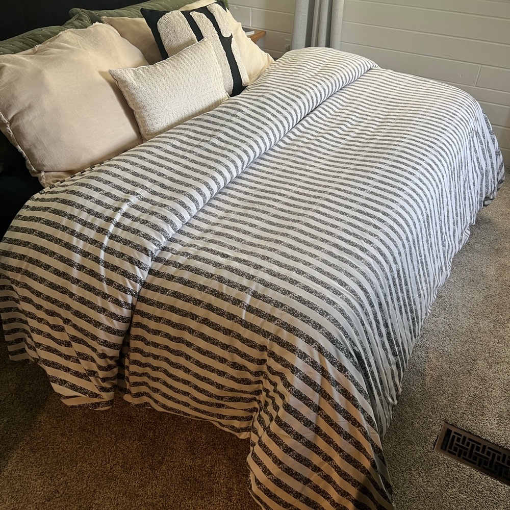 Elegant Striped Black and White Duvet Cover